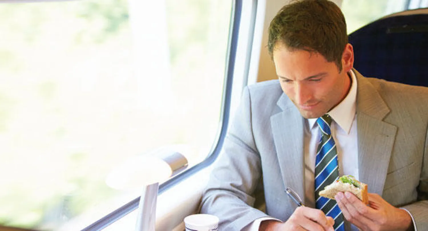 السجائر الإلكترونية والأكل في القطار يدخلان دليل الإتيكيت ببريطانيا