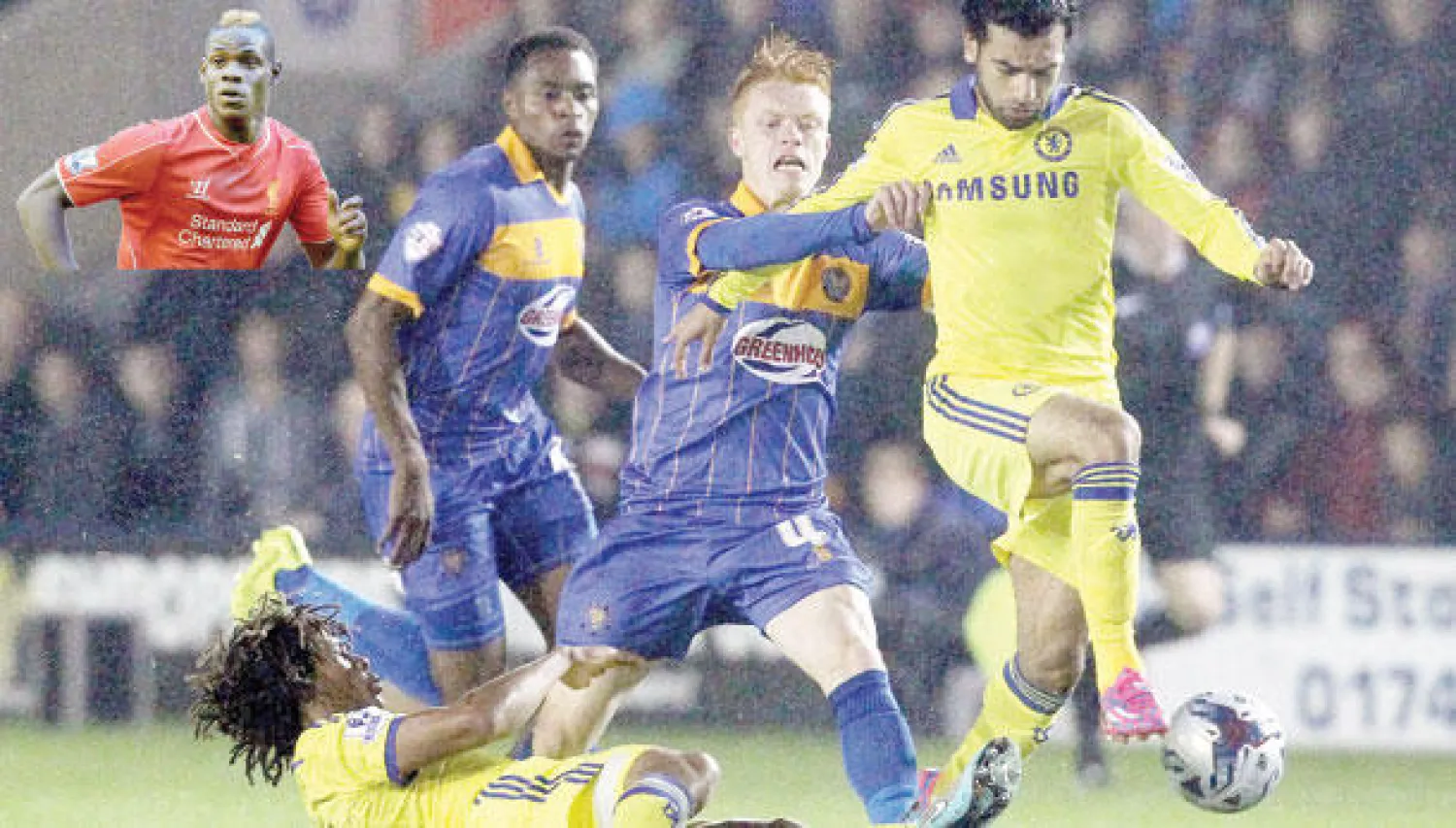 صلاح مهاجم تشيلسي ينطلق بالكرة قبل مدافعي شروسبيري ليصنع الهدف الأول لكنه تعرض للنقد من مدربه (أ.ف.ب) و بالوتيللي سجل هدفا مهما لليفربول (إ.ب.أ)