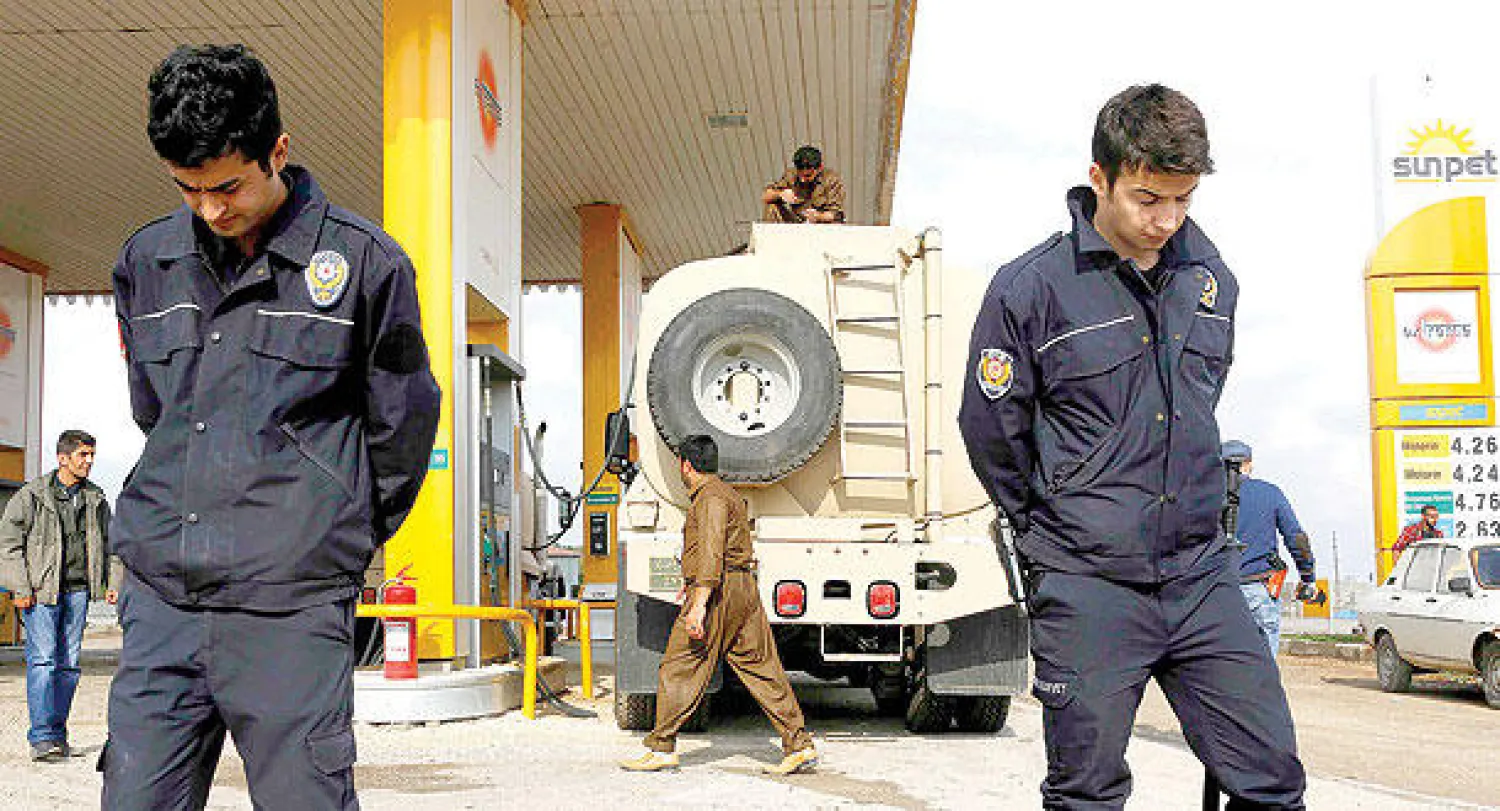 عناصر من الشرطة التركية في محطة للوقود على الحدود التركية السورية مر عليها البيشمركة في طريقهم لكوباني أمس  (رويترز)