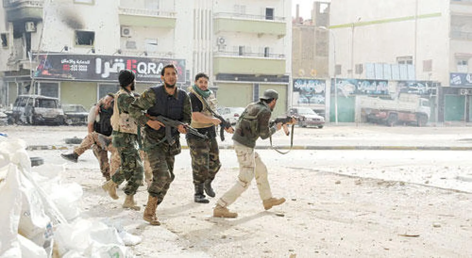 جنود من الجيش الليبي خلال اشتباكات مع ميليشيات إسلامية متطرفة في بنغازي أمس، (ا.ف.ب)