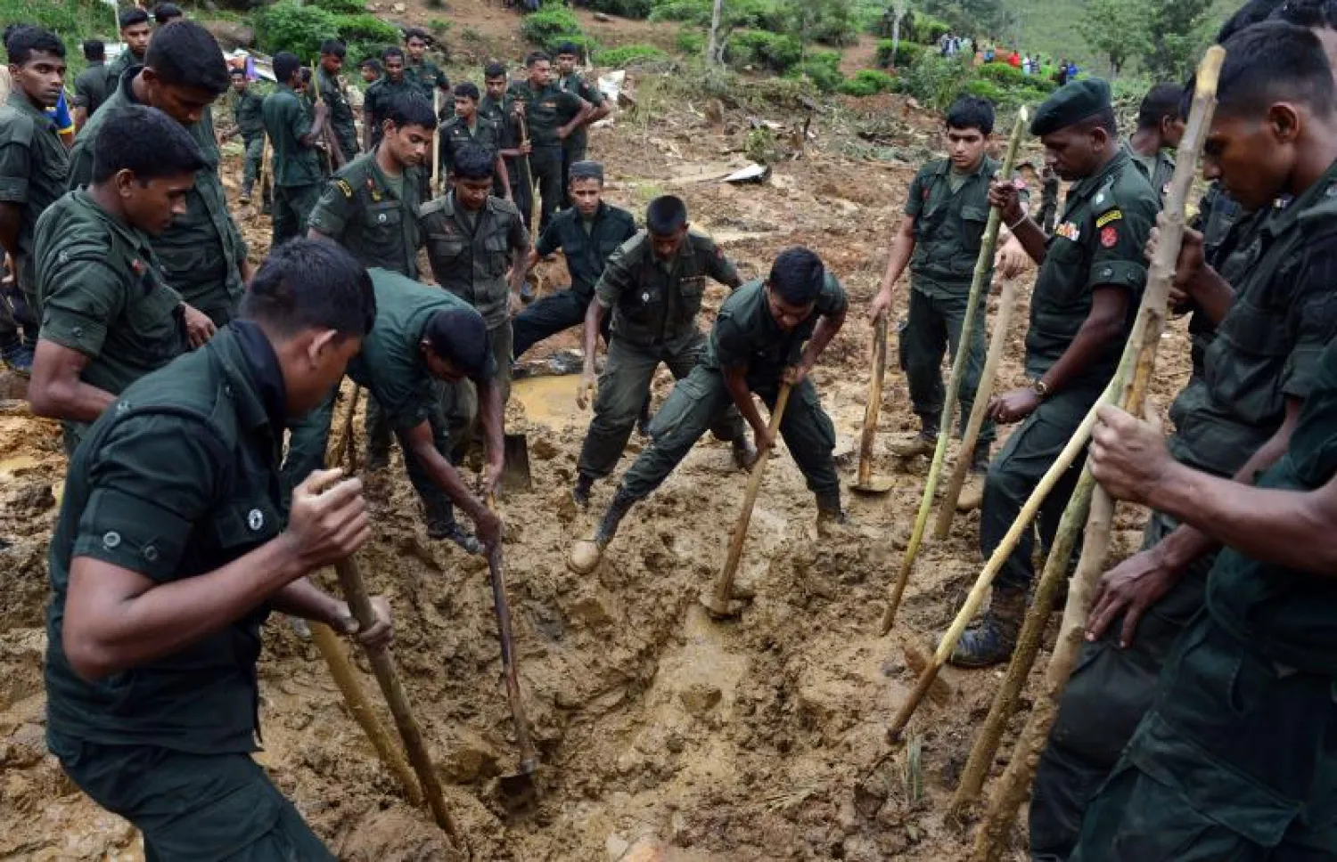 البحث عن ضحايا انهيارات سريلانكا مستمر