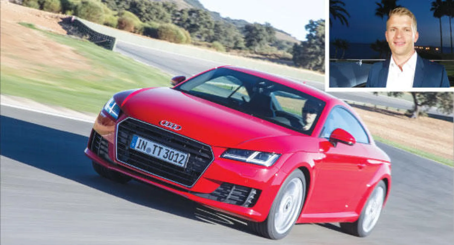 سيارة الجيل الثالث من  اودي الرياضية المدمجة «تي تي» قبيل عرضها امام الجمهور لاول مرة  في معرض باريس هذا العام،,وفي الاطار المدير الفني في الشركة كاي مايروس.