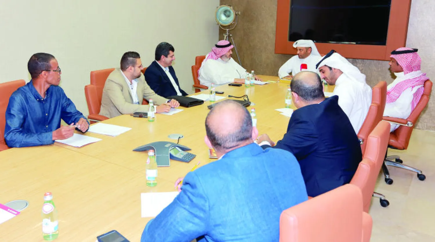 جانب من اجتماع هيئة التحكيم لجائزة أفضل تغطية صحافية لكأس الخليج الـ22 بالرياض