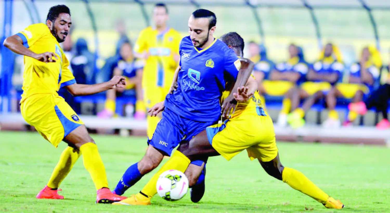 فريق النصر تصدر لائحة ترتيب الدوري قبل إيقاف المنافسات شهرا بسبب «خليجي22» (تصوير: عبد العزيز النومان)
