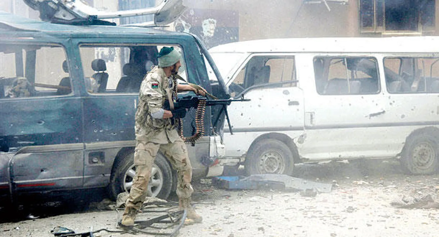 جندي ليبي يوجه نيرانه باتجاه متطرفين في بنغازي في اشتباكات شهدتها المدينة في اليومين الماضيين (أ.ب)