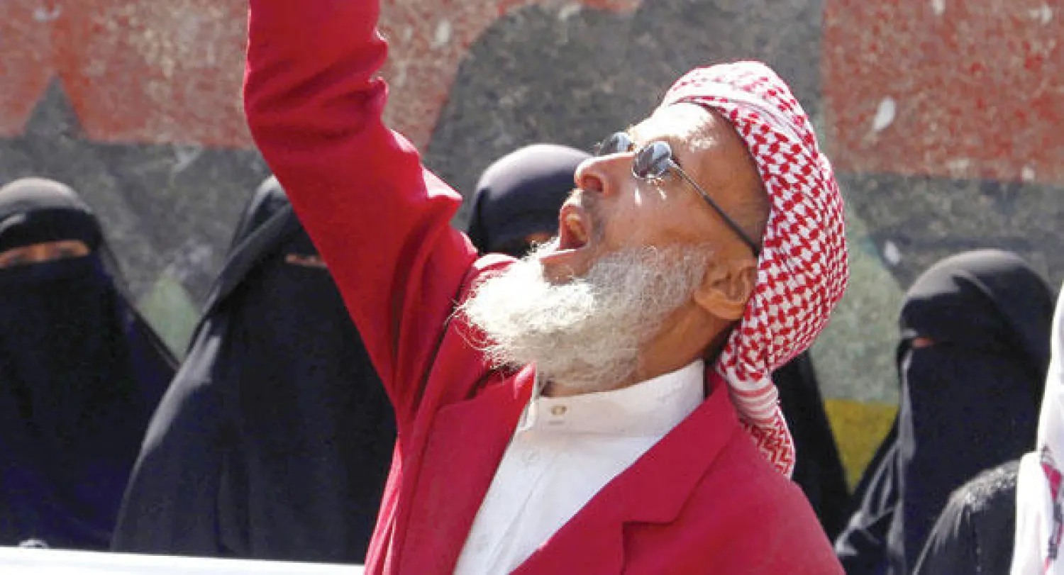 متظاهر يمني خلال احتجاجات ضد الوجود الحوثي في صنعاء أمس (غيتي)