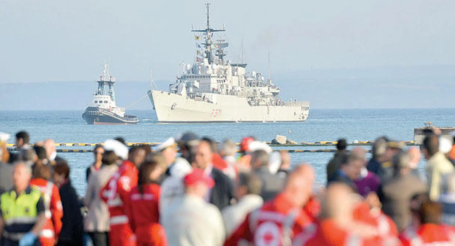 البحرية الإيطالية تشارك في إنقاذ العشرات من المهاجرين الأجانب أمام سواحل صقلية (أ.ب)