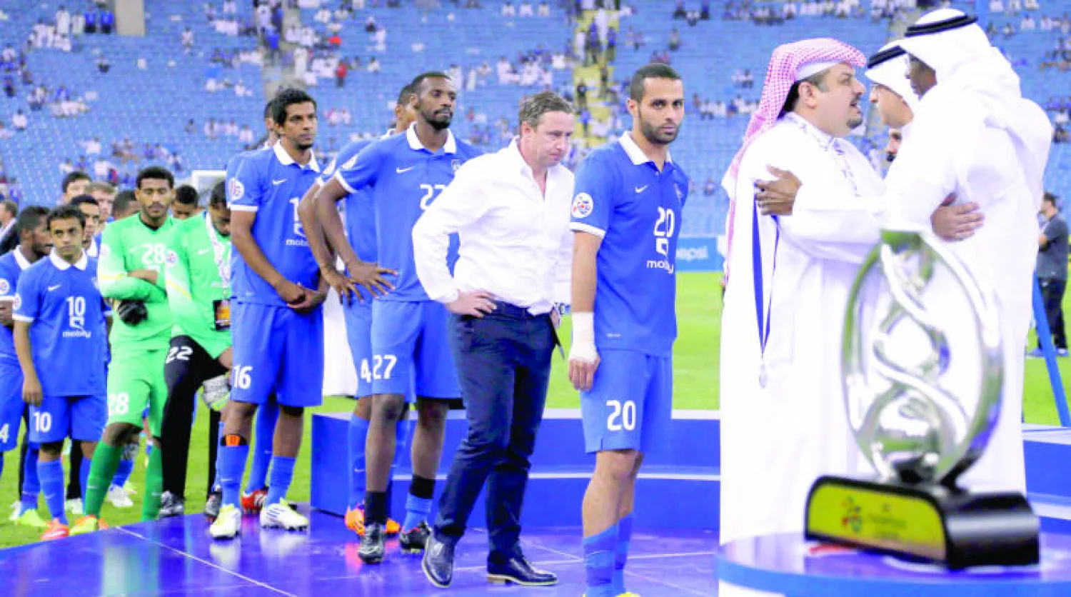 رئيس نادي الهلال الأمير عبد الرحمن بن مساعد ولاعبو الفريق أثناء ترحيبهم براعي المباراة الشيخ سلمان آل خليفة