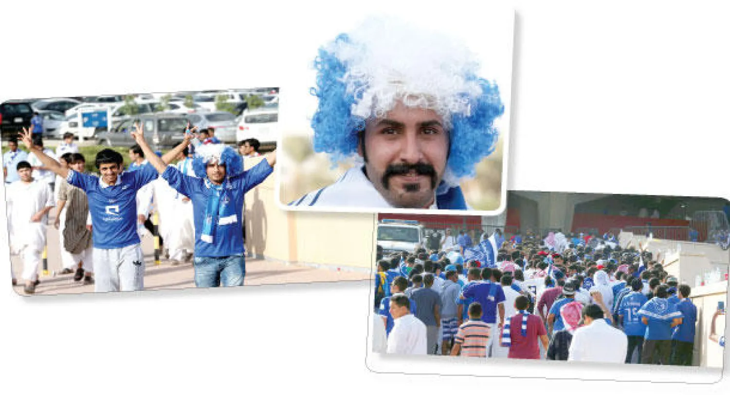 توافد الجماهير الهلالية كان مبكرا وقبل ظهر أمس، أحد مشجعي الهلال، مشجعان هلاليان يرفعان علامة النصر قبل المباراة (تصوير: سعد العنزي)