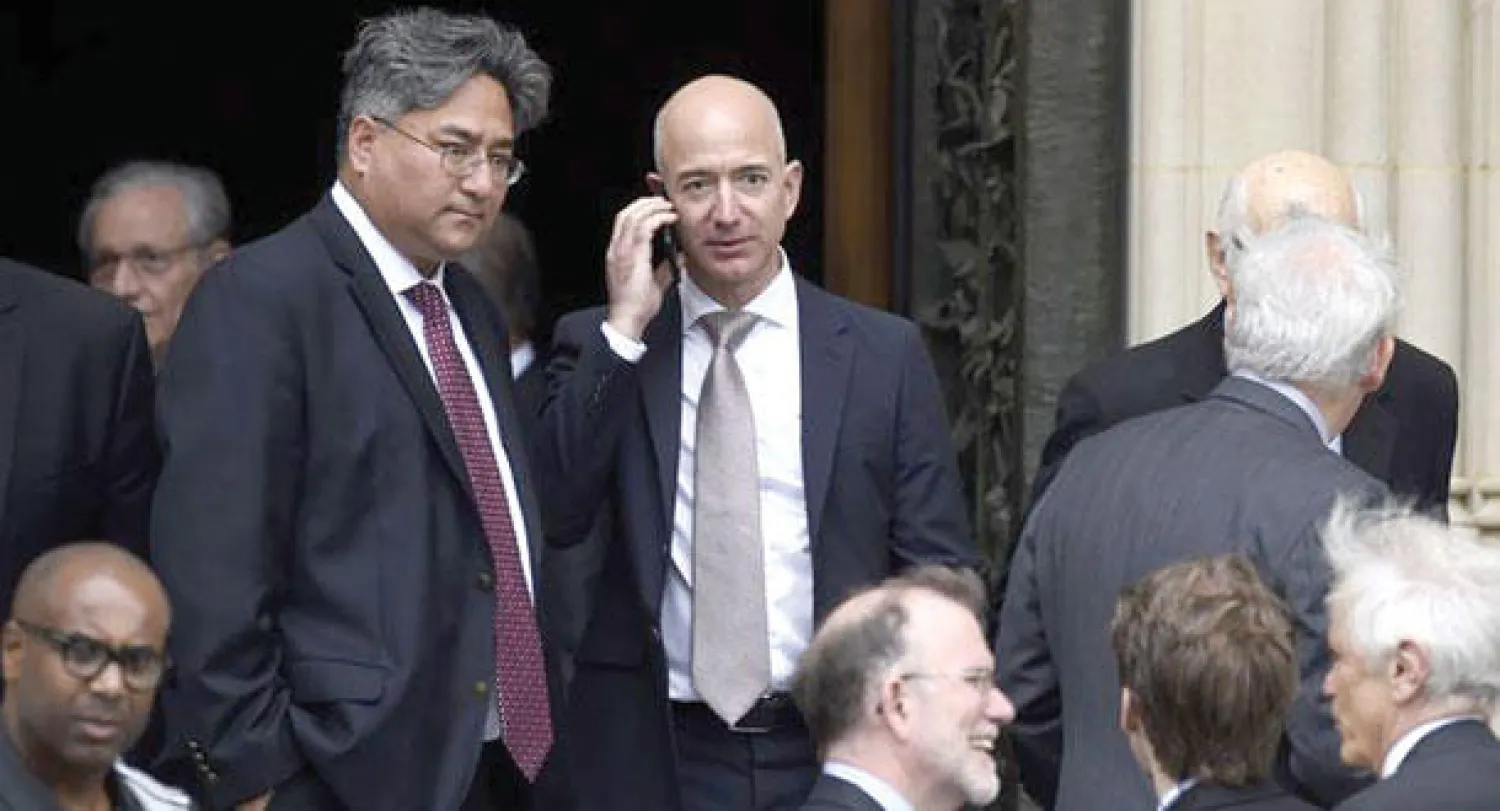 جيف بيزوس مالك «واشنطن بوست» ومؤسس «أمازون» خارج الكاتدرائية الوطنية بعد إلقاء نظرة الوداع الأخيرة على جثمان بن برادلي (واشنطن بوست)