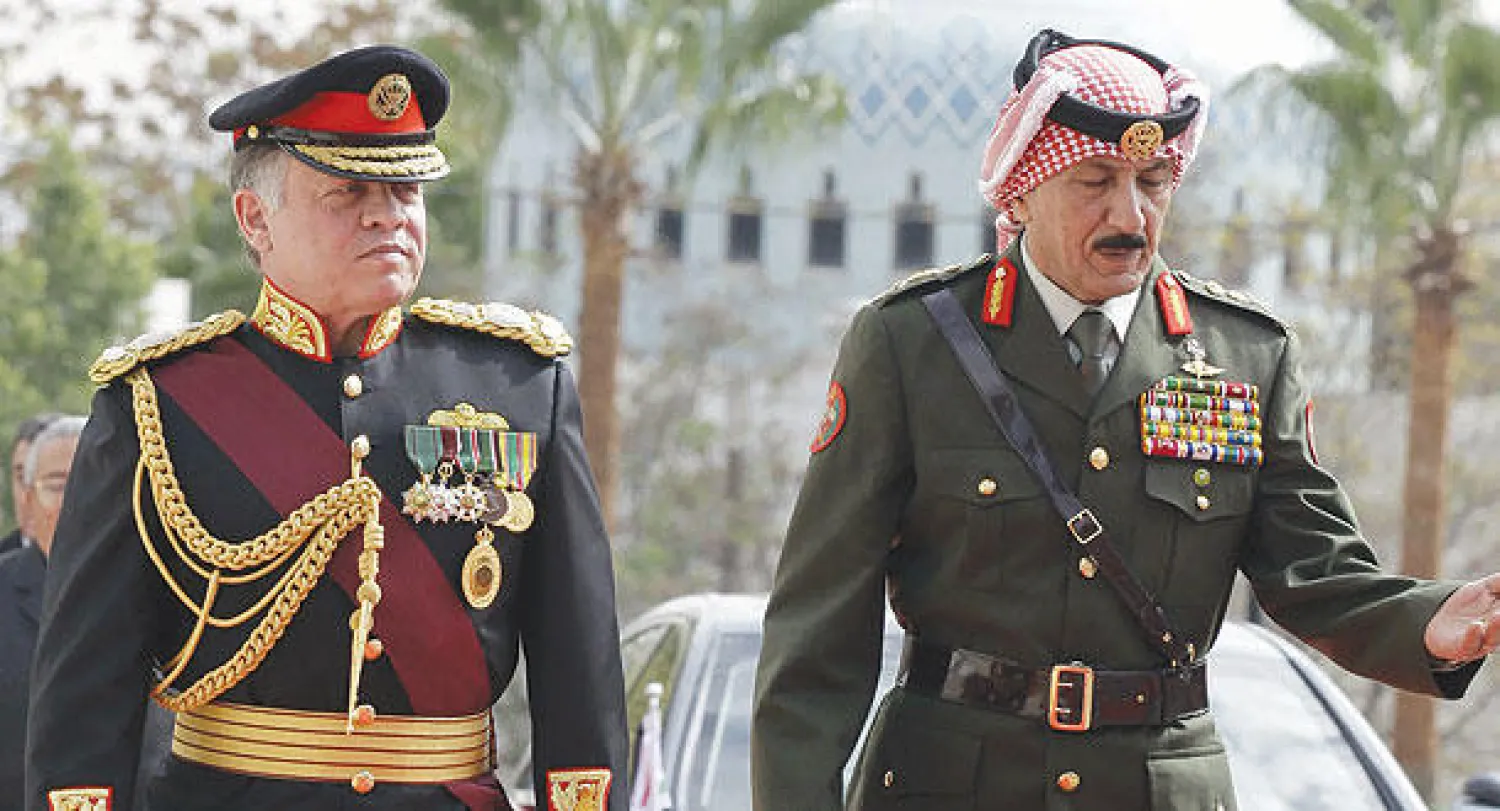 العاهل الأردني الملك عبد الله الثاني يستعرض حرس الشرف قبل خطاب ألقاه  في افتتاح الدورة الثانية لمجلس الأمة السابع عشر في العاصمة عمان أمس (أ.ف.ب)