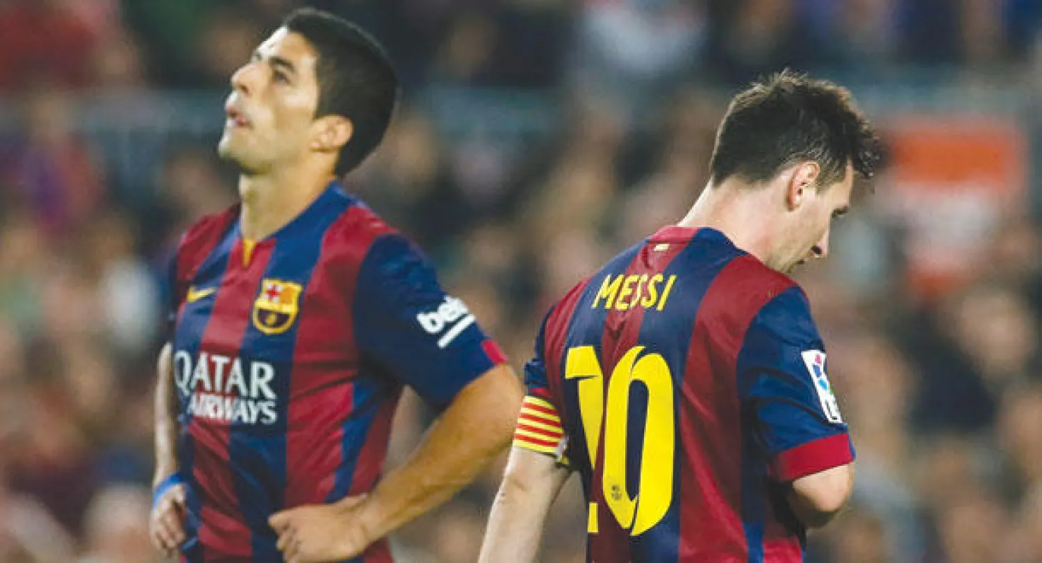 علامات الأسى بادية على ميسي وسواريز نجمي برشلونة بعد الخسارة أمام سيلتا فيغو (رويترز)