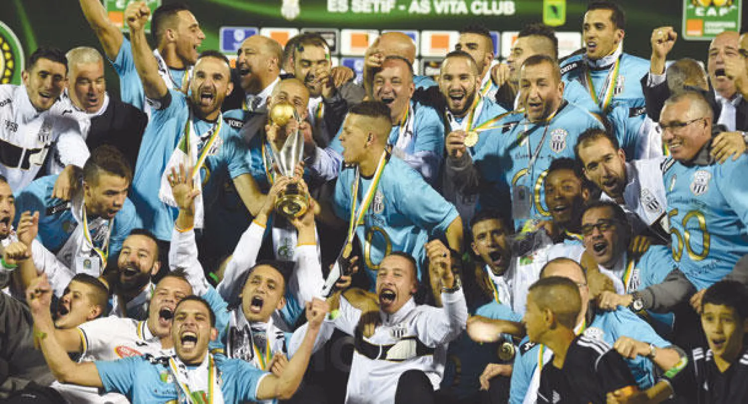 لاعبو وفاق سطيف الجزائري يحتفلون بالتتويج بلقب دوري أبطال أفريقيا (أ.ف.ب)