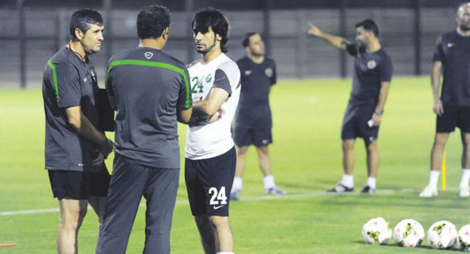 حسين عبد الغني برفقة الجهاز الفني خلال تواجده بمعسكر المنتخب في جدة (تصوير: يزيد الضويحي)