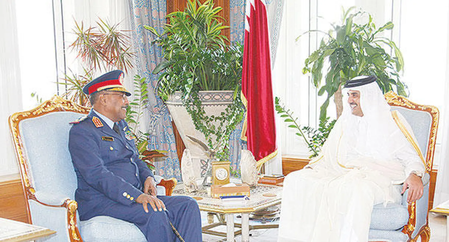 أمير قطر خلال لقائه وزير الدفاع السوداني أمس (قنا)
