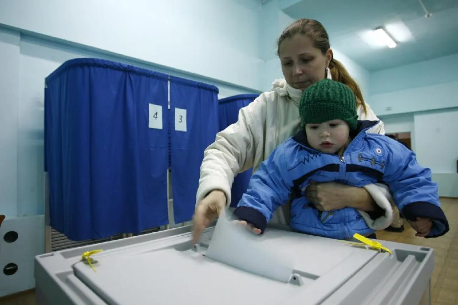 بدء انتخابات شرق أوكرانيا وسط اتهامات من كييف بالاستيلاء على السلطة