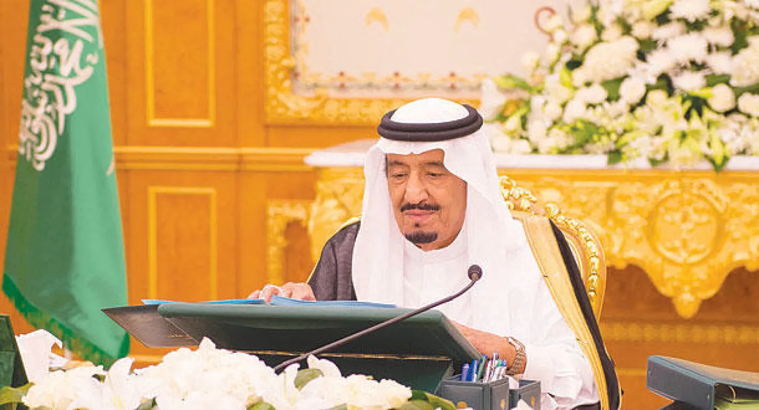 الأمير سلمان بن عبد العزيز لدى ترؤسه جلسة مجلس الوزراء في الرياض أمس (واس)