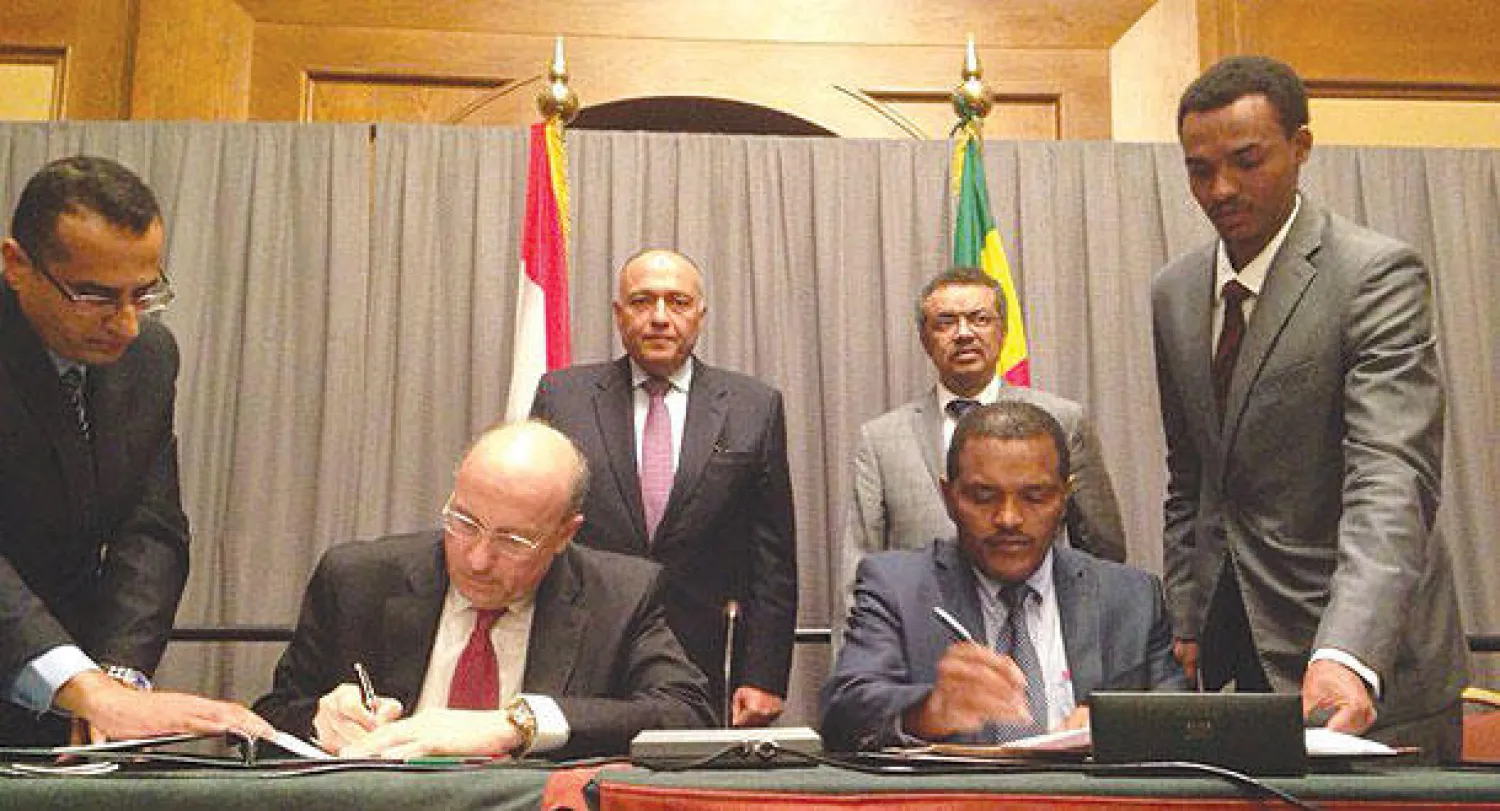 وزيرا خارجية مصر وإثيوبيا خلال توقيع عدد من الاتفاقيات بين البلدين في أديس أبابا أمس (الخارجية المصرية)