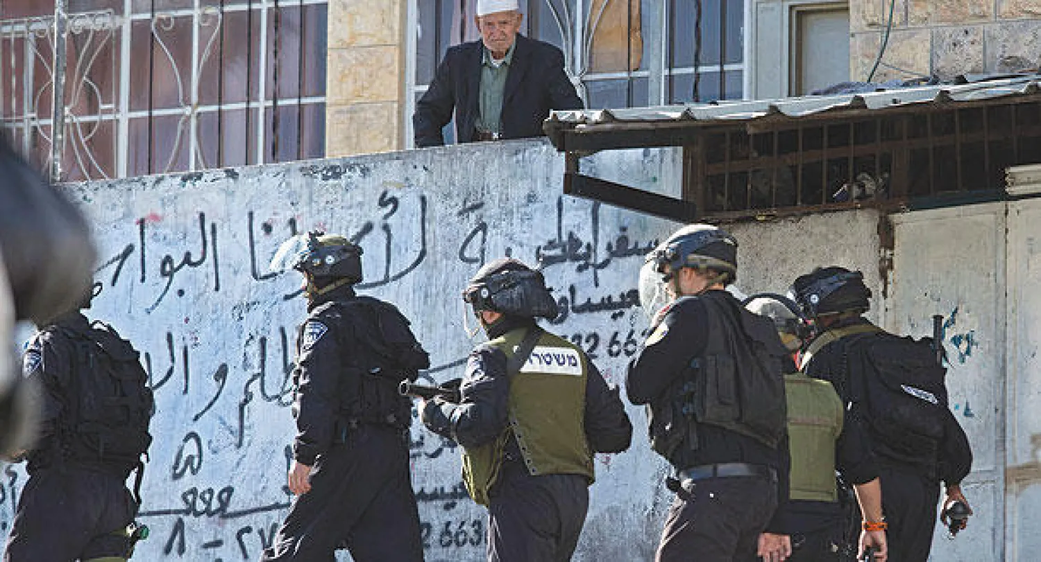أفراد من الشرطة الإسرائيلية في دورية شرق القدس أمس (إ.ب.أ)