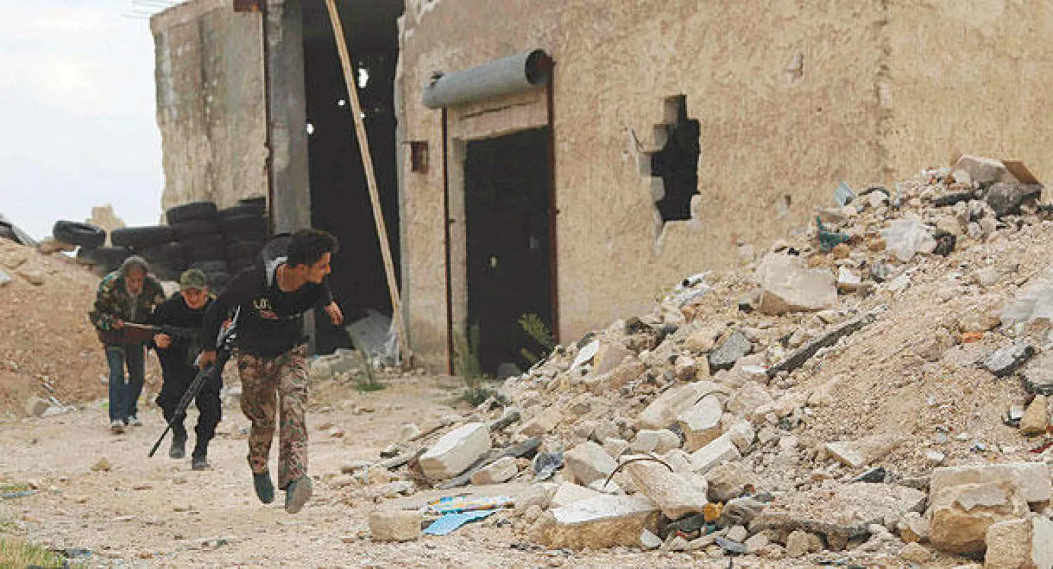 عناصر من الجيش السوري الحر أثناء المواجهات مع جيش النظام بالقرب من حلب (رويترز)