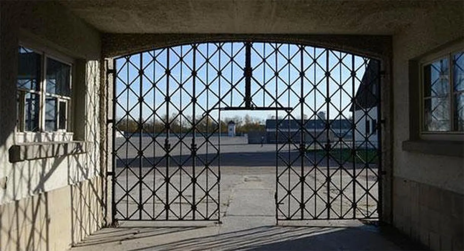 لصوص يسرقون بوابة معسكر نازي في ألمانيا