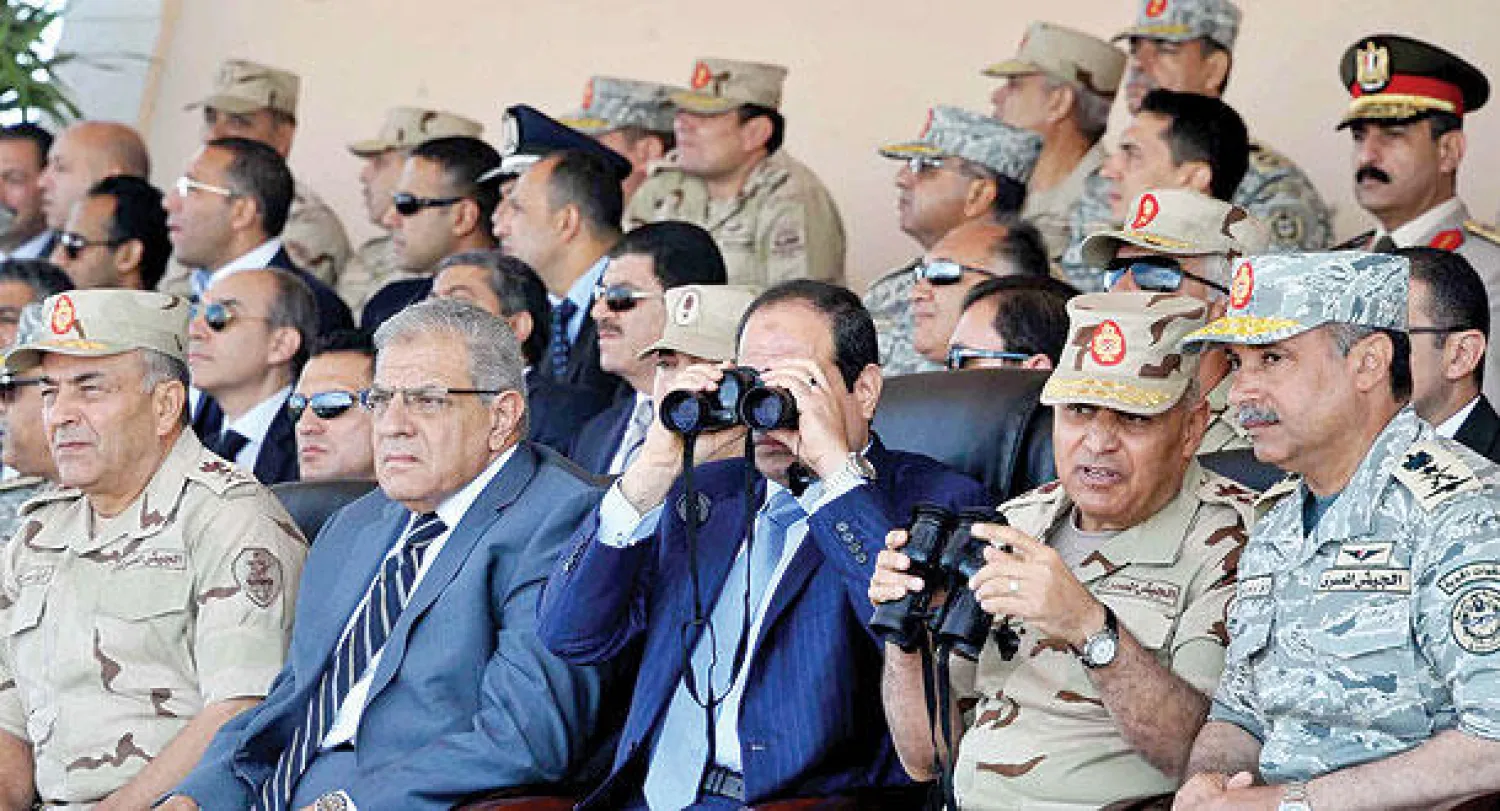 الرئيس المصري عبد الفتاح السيسي يراقب المناورة التعبوية للقوات الجوية والتى تم تنظيمها ضمن فعاليات المناورة  الاستراتيجية للقوات المسلحة «بدر 2014» بمحافظة الشرقية أول من أمس (أ.ب)