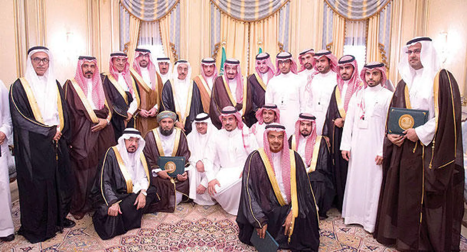 الأمير سلمان في صورة تذكارية مع المكرمين وأعضاء هيئة جائزته للدراسات العليا لتاريخ الجزيرة العربية (واس) 