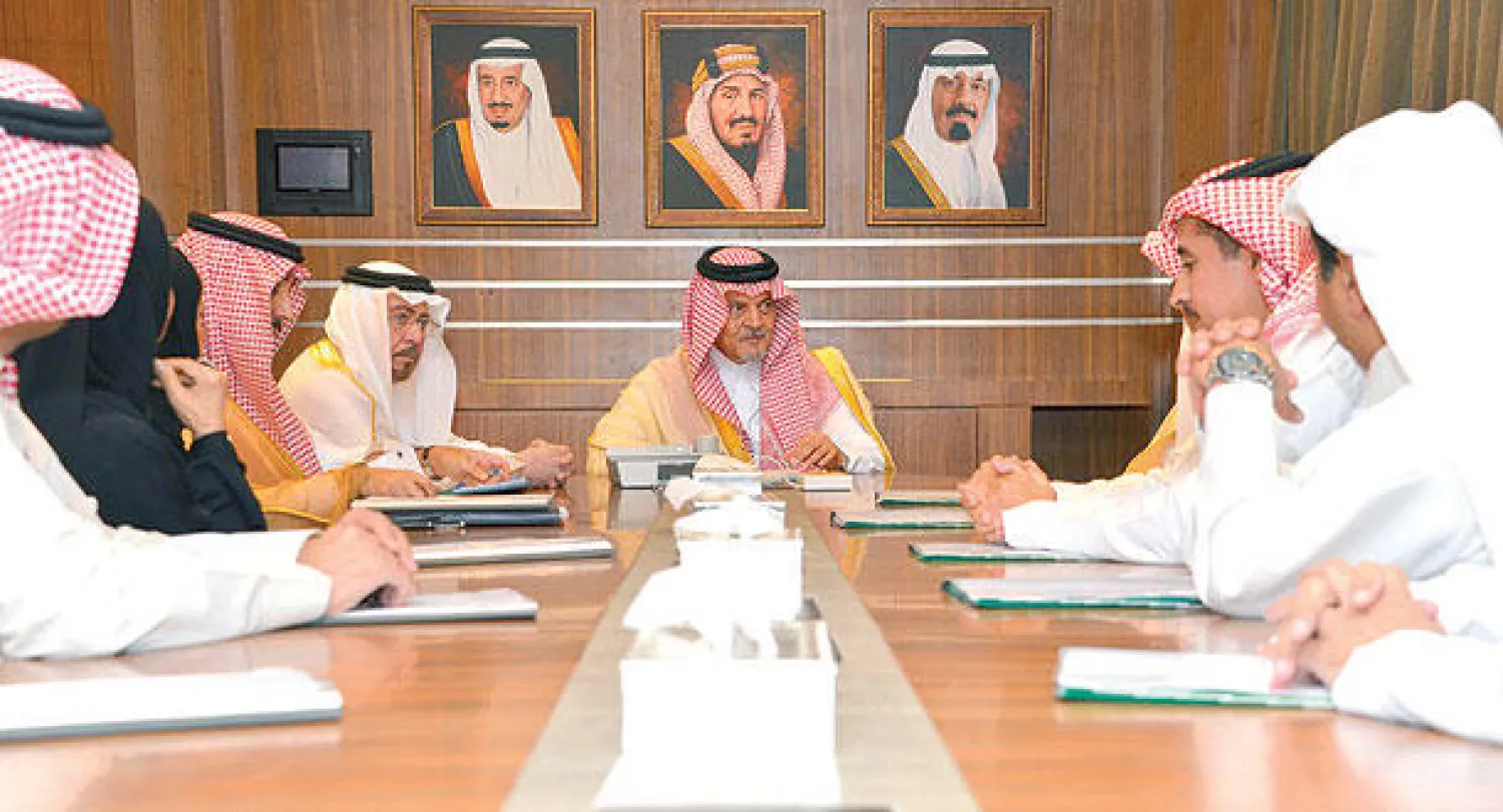 الأمير سعود الفيصل وزير الخارجية السعودي لدى لقائه في الرياض أمس رئيس وأعضاء الجمعية السعودية لكتاب الرأي،  ويبدو الوزير نزار عبيد مدني (واس)