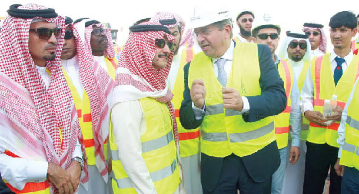 الوليد بن طلال مستمعا إلى شروحات حول المشروع (تصوير: غازي مهدي)