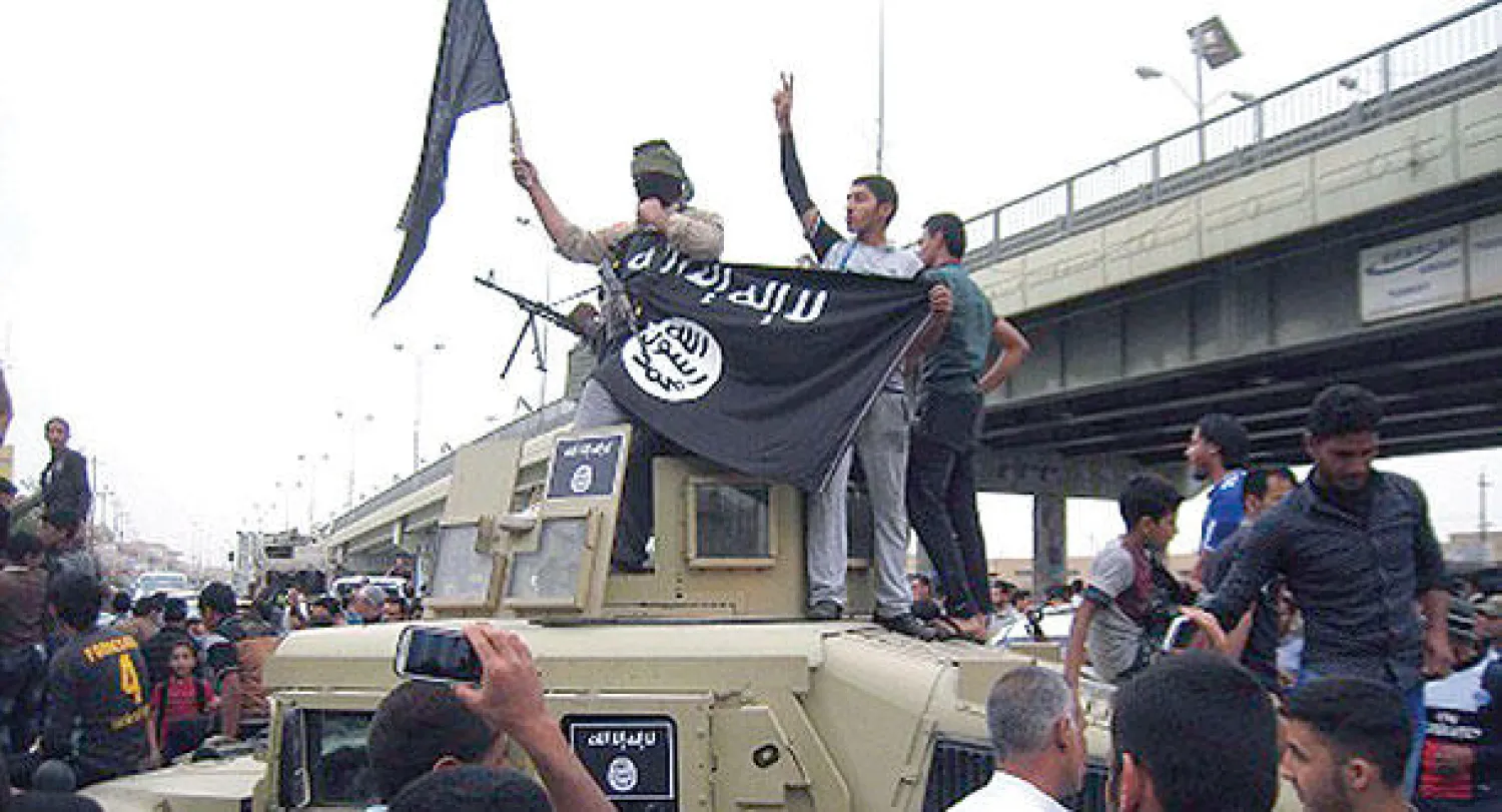 مسلحو «داعش» يجوبون في عربة عسكرية شوارع الفلوجة (رويترز)