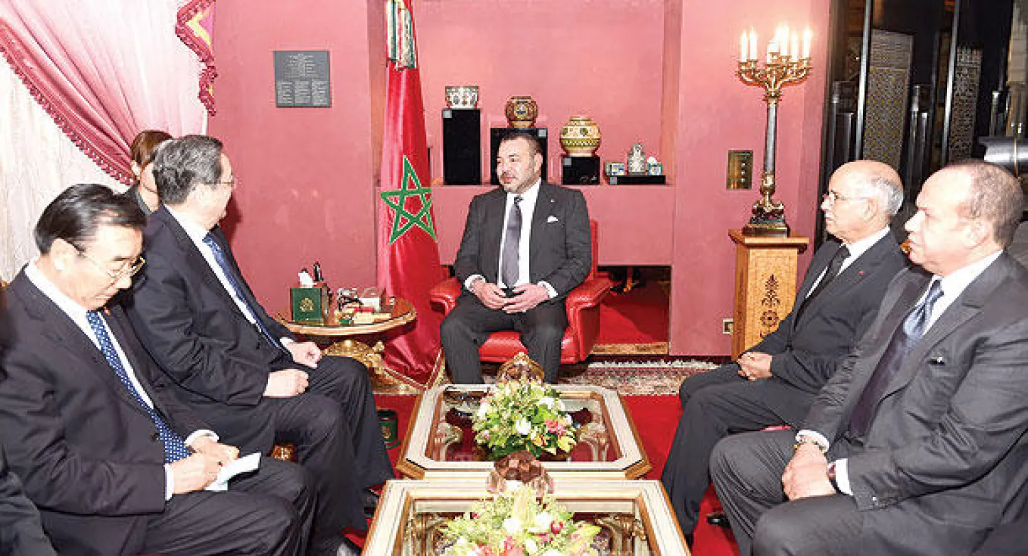 الملك محمد السادس لدى استقباله رئيس اللجنة الوطنية للمؤتمر الاستشاري السياسي  للشعب الصيني وعضو اللجنة الدائمة للمكتب السياسي للجنة المركزية للحزب الشيوعي الصيني  يو زينغ شين والوفد المرافق له بالقصر الملكي في فاس أمس (ماب)