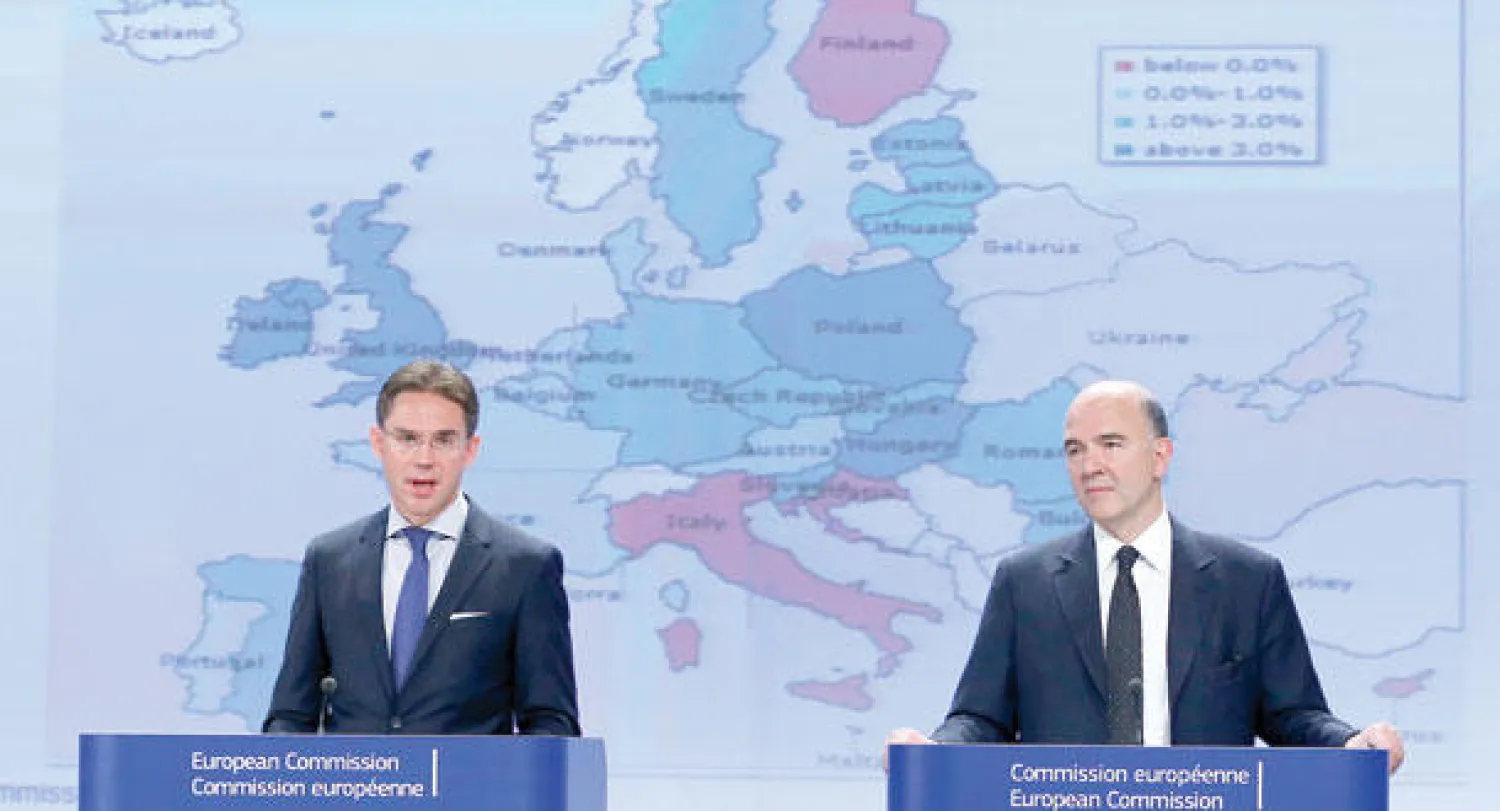 نائب رئيس المفوضية الأوروبية جوركي كاتاينن المكلف بشؤون النمو والاستثمار والتوظيف (يسار) وبيير موسكوفيتشي المفوض المكلف بالشؤون المالية والضرائب خلال مؤتمر صحافي في مقر المفوضية ببروكسل أمس (رويترز)
