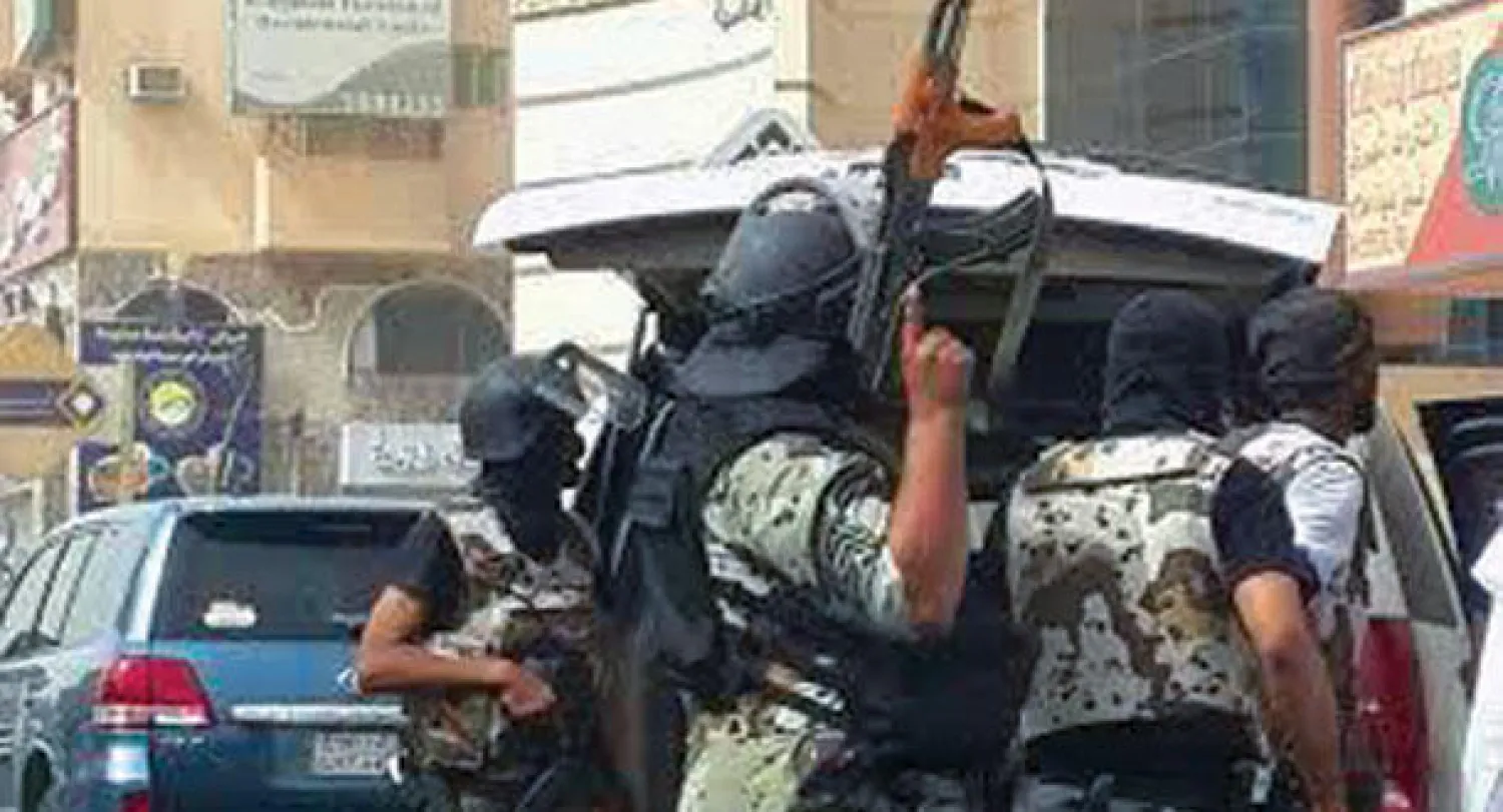 صورة لجانب من مداهمة أمنية في الخالدية لملاحقة المطلوبين تداولتها مواقع التواصل الاجتماعي
