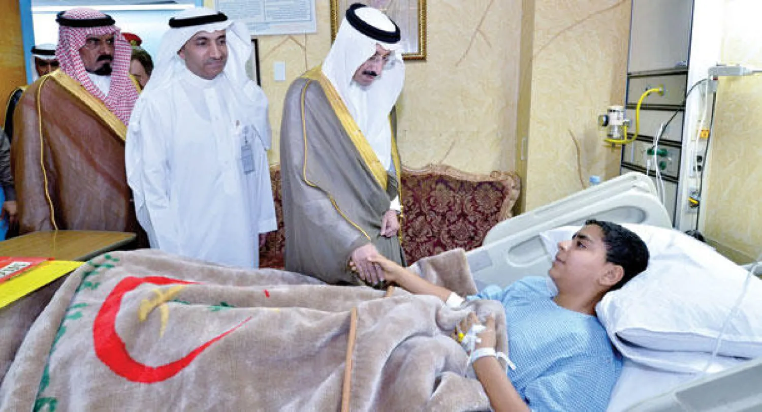 محافظ الأحساء الأمير بدر بن محمد بن جلوي يتفقد مصاباً في حادثة {الدالوة} أمس (واس)