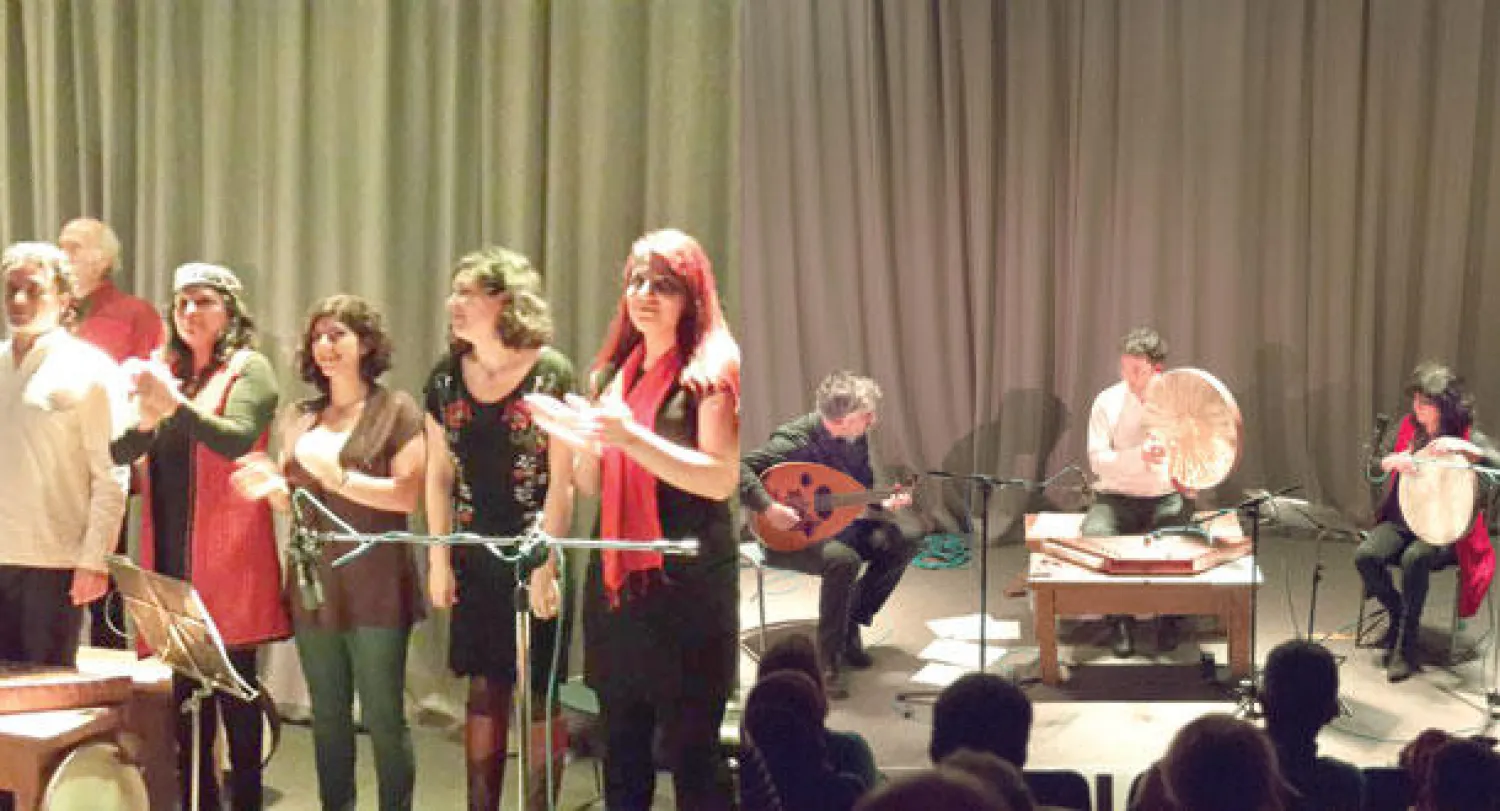 بيمان يتوسط ريتا وفرانسيسكو في أمسية تنوعت بثقافاتها (تصوير: جيمس حنا)  -  المشاركون في الحفل الموسيقي