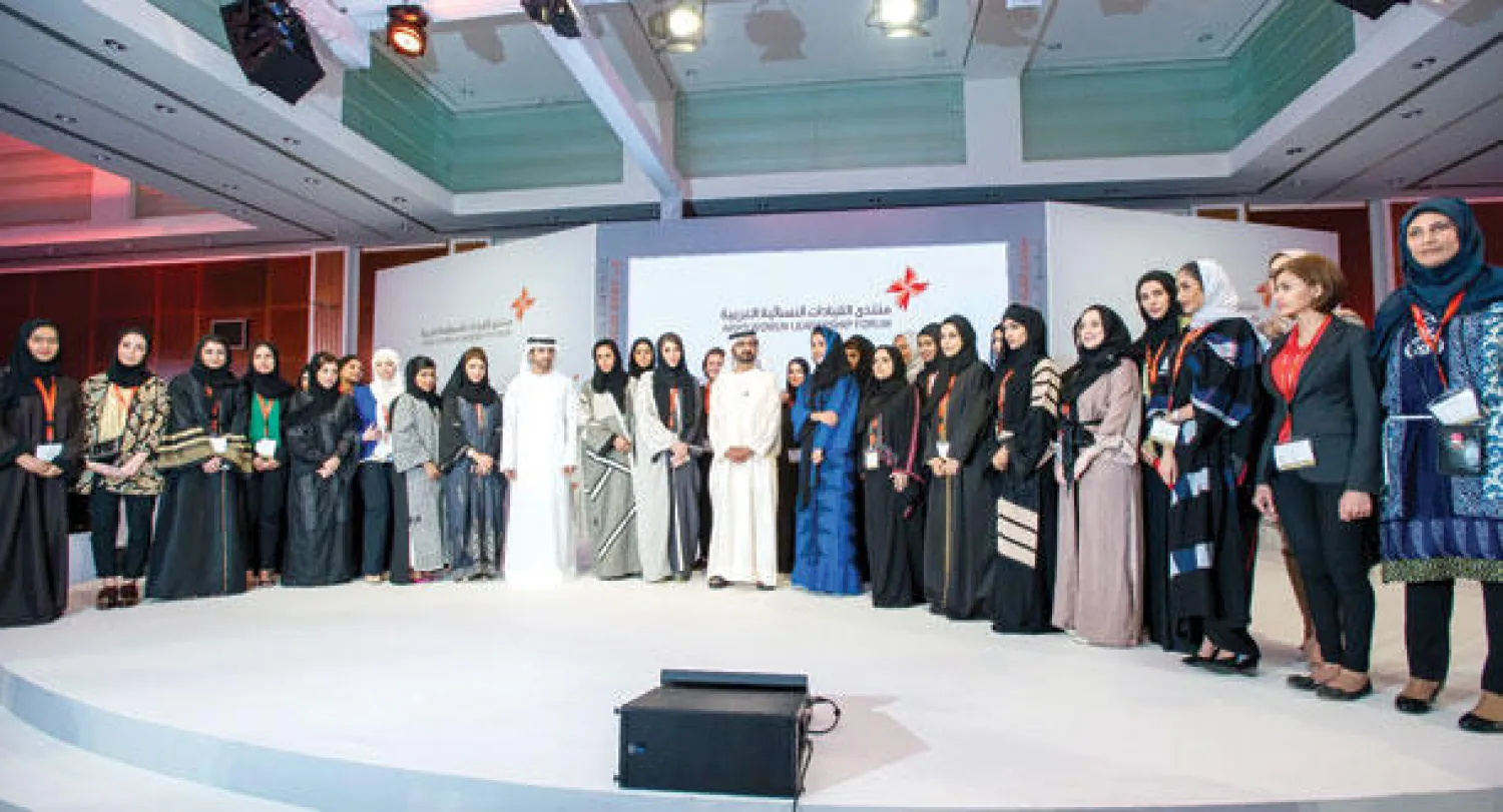 الشيخ محمد بن راشد يتوسط عددا من المشاركات في منتدى قيادات المرأة النسائية العربية («الشرق الأوسط»)