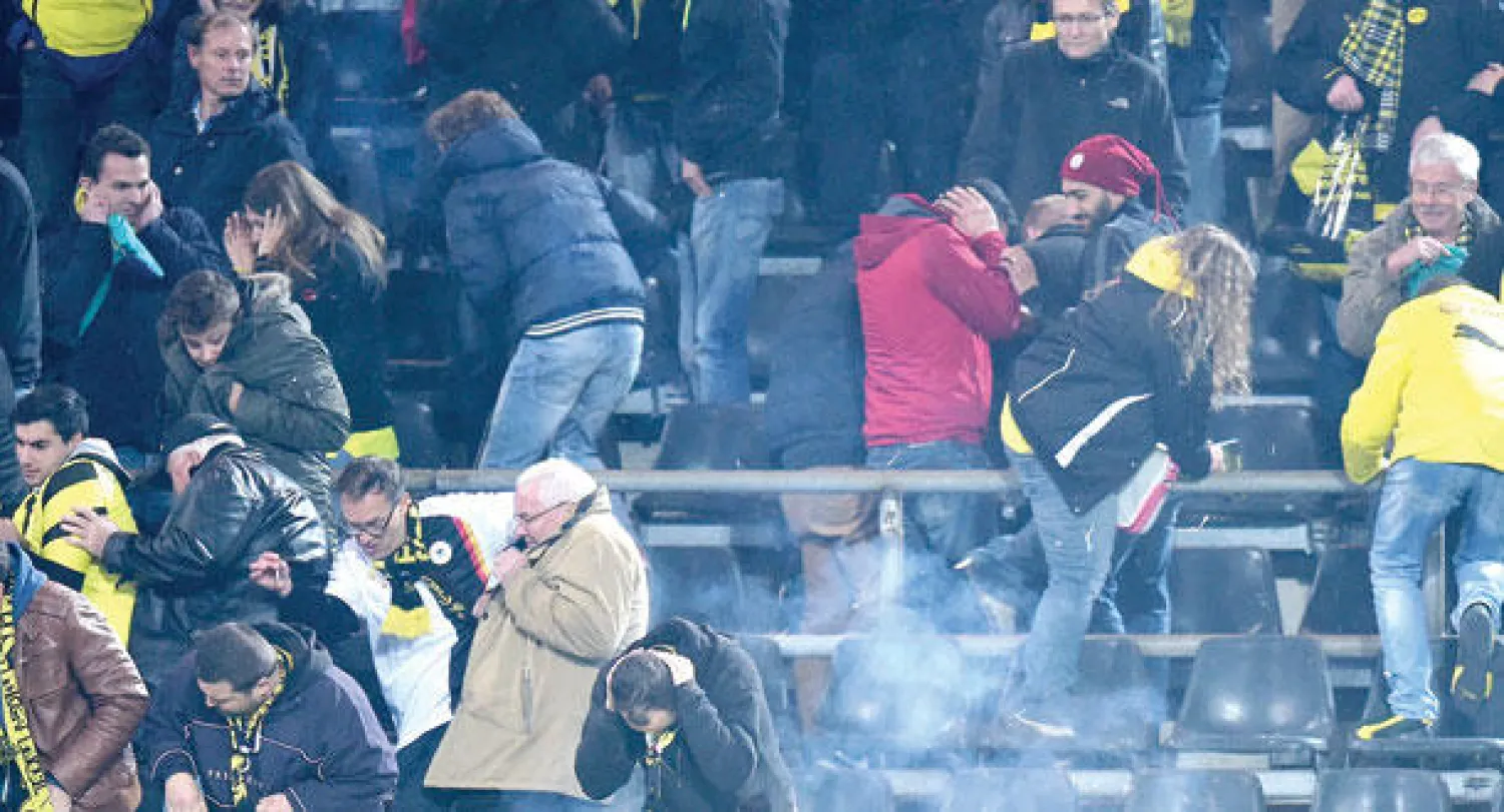 جماهير دورتموند تهرع خوفا من المقذوفات النارية التي أطلقها مشجعو غلاطة سراي (أ.ب)