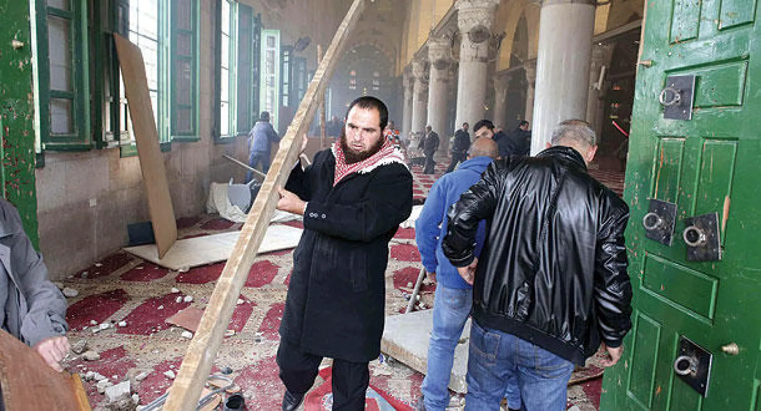 فلسطينيون يقومون بتنظيف المسجد الأقصى بعد المواجهات العنيفة التي وقعت بين قوات إسرائيلية وشبان فلسطينيين أمس (أ.ف.ب)