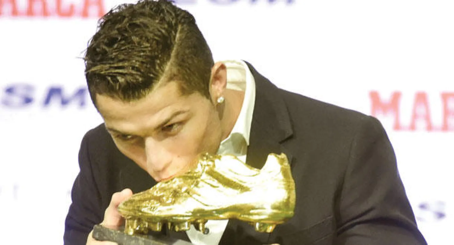 رونالدو يحتفل بالتتويج بالحذاء الذهبي (ا ف ب)