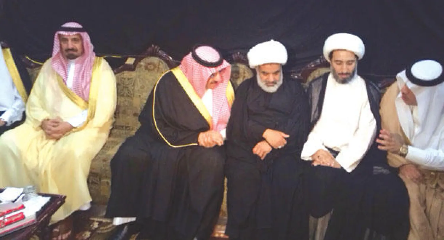 وزير الداخلية السعودي الأمير محمد بن نايف لدى زيارته مساء أمس إلى حسينية المصطفى في الدالوة التابعة لمحافظة الأحساء التي كانت مسرحاً للهجوم الإرهابي.. ورافقه الأمير جلوي بن عبد العزيز بن مساعد نائب أمير المنطقة الشرقية ({الشرق الأوسط})