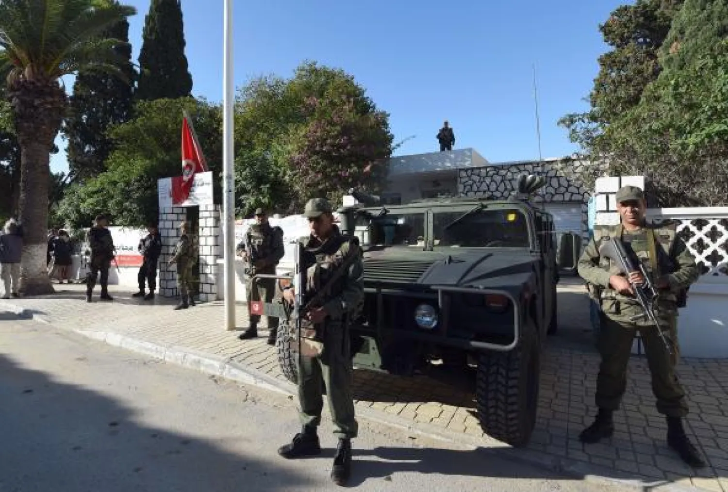 ثلاثة قتلى جراء هجوم على حافلة لعسكريين بتونس