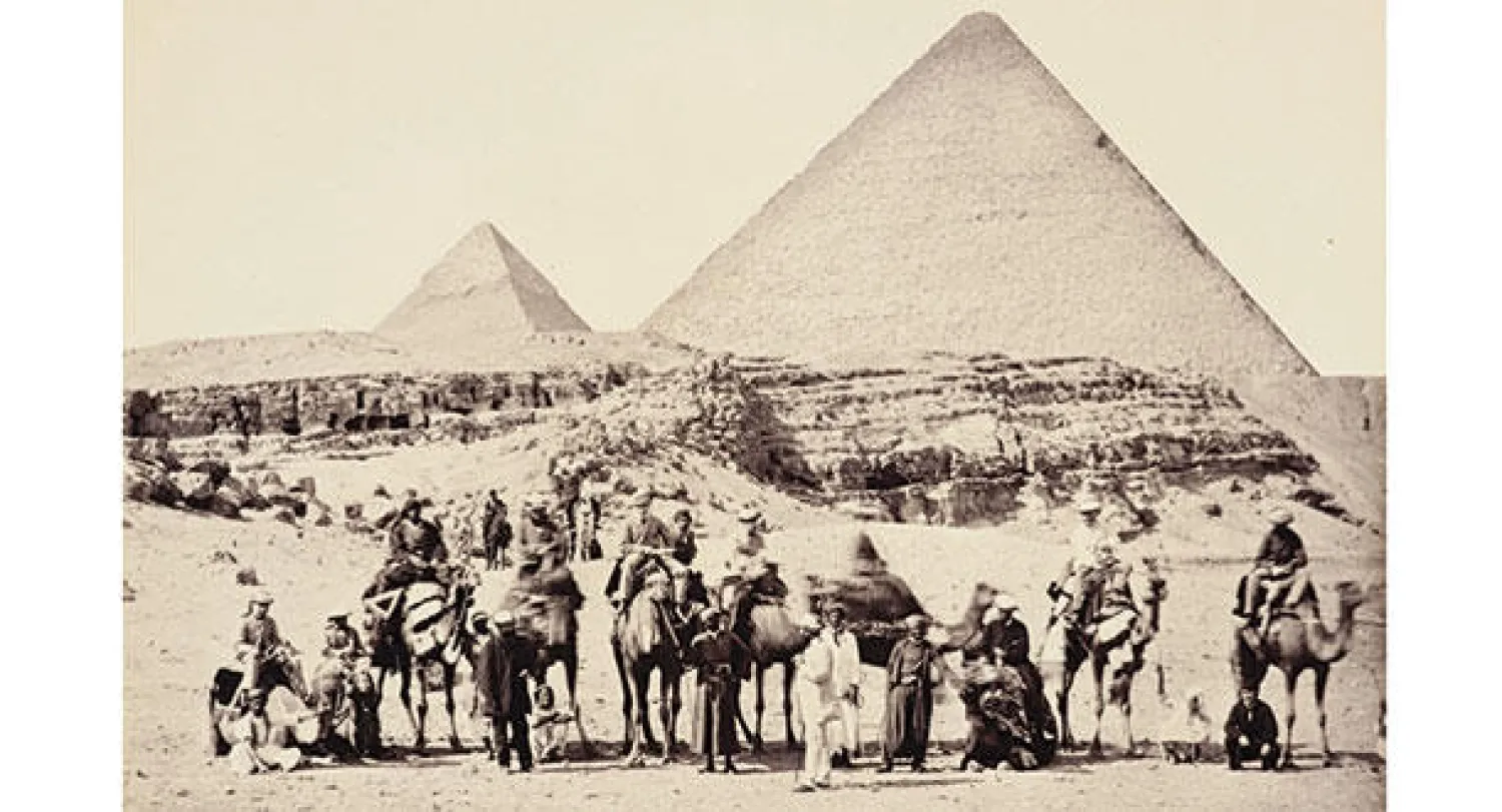 أمير ويلز ومرافقوه أمام أهرام الجيزة في مارس 1862 (رويال كوليكشن - الملكة إليزابيث الثانية)