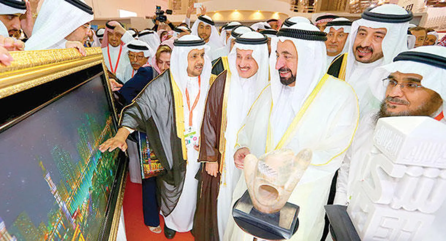 الشيخ سلطان القاسمي حاكم الشارقة خلال زيارته للجناح السعودي في معرض الكتاب الدولي بحضور السفير السعودي د. محمد البشر والملحق الثقافي د. صالح السحيباني («الشرق الأوسط»)