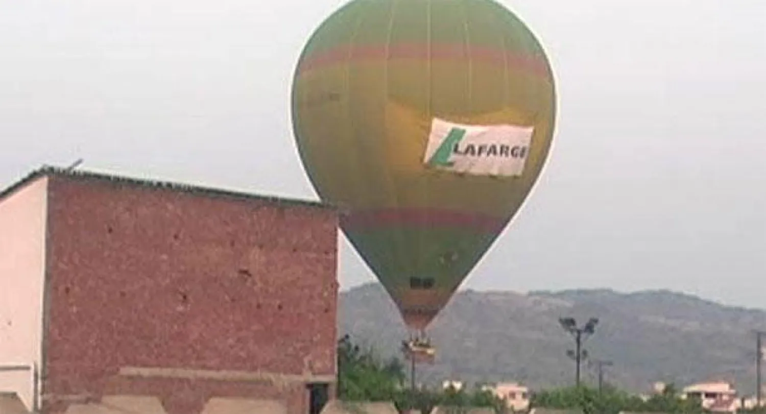 منطاد يهبط بسياح على مبنى سجن في الهند