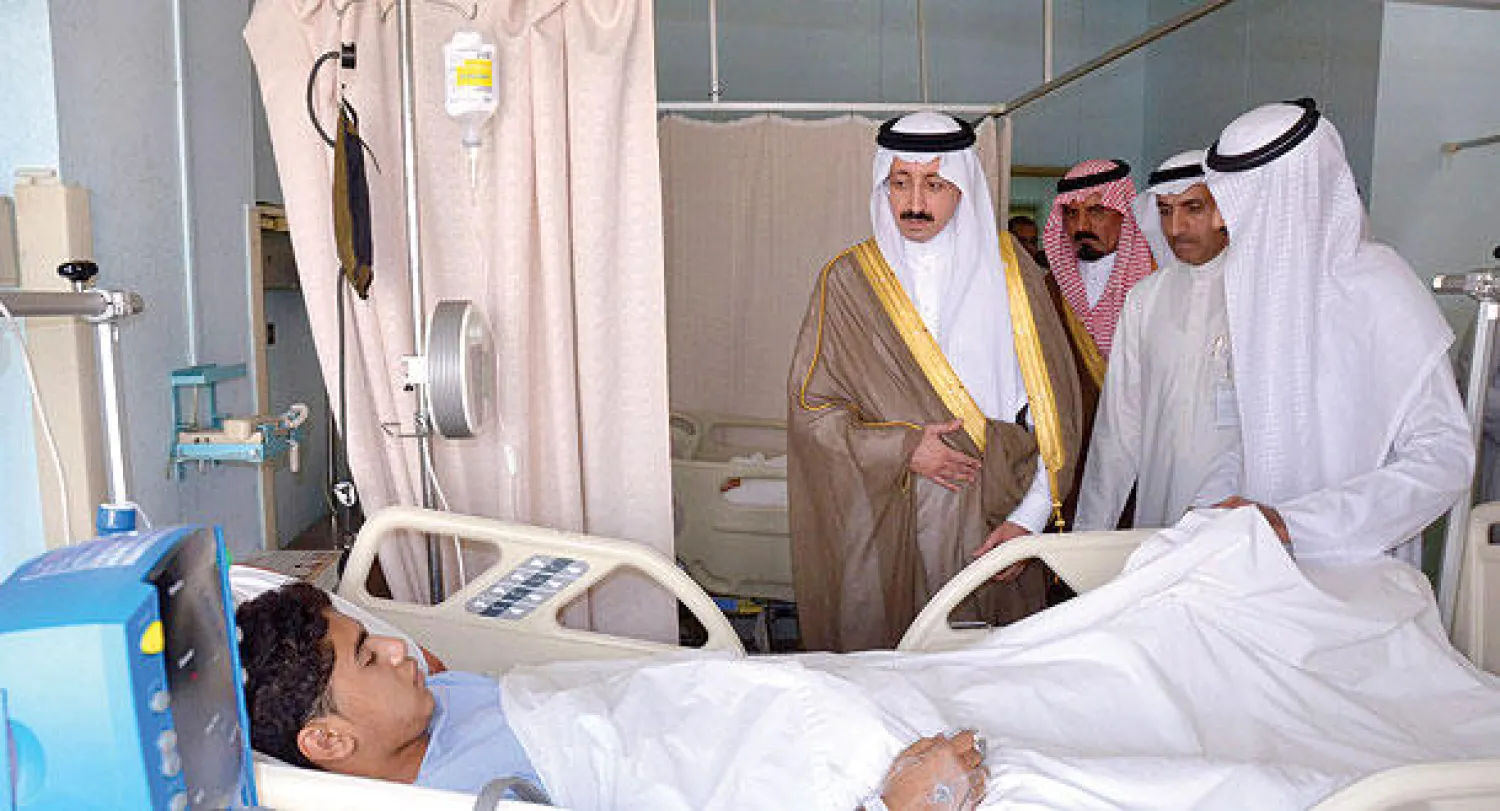 محافظ الأحساء الأمير بدر بن محمد بن جلوي خلال زيارته المصابين في حادثة {الدالوة} أمس (واس)