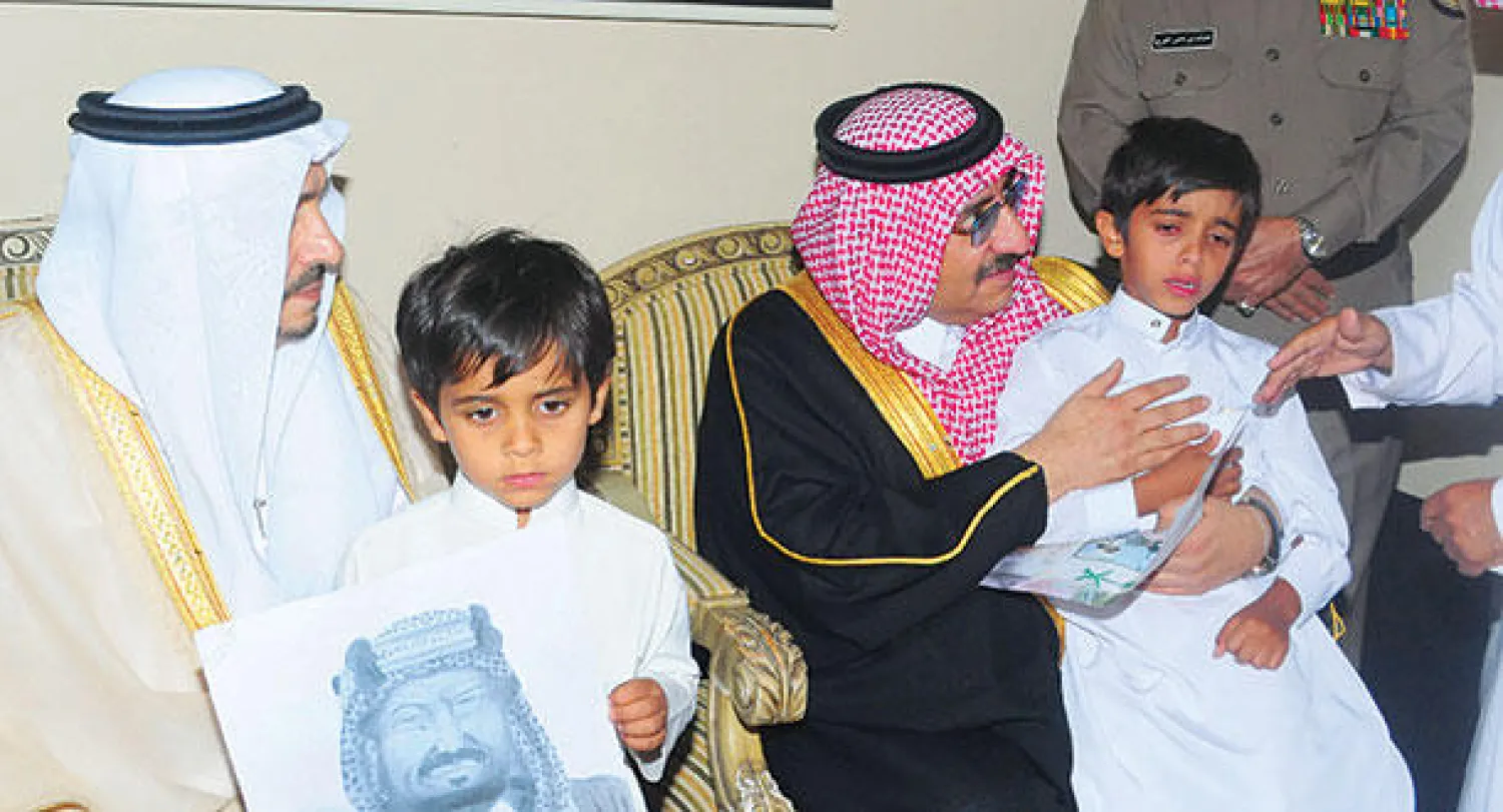 وزير الداخلية السعودي الأمير محمد بن نايف وأمير منطقة القصيم الأمير فيصل بن بندر يقدمان واجب العزاء  في وفاة رجل أمن قتل خلال المواجهات مع الارهابيين، أمس (تصوير: عبد الله الفهيدي)