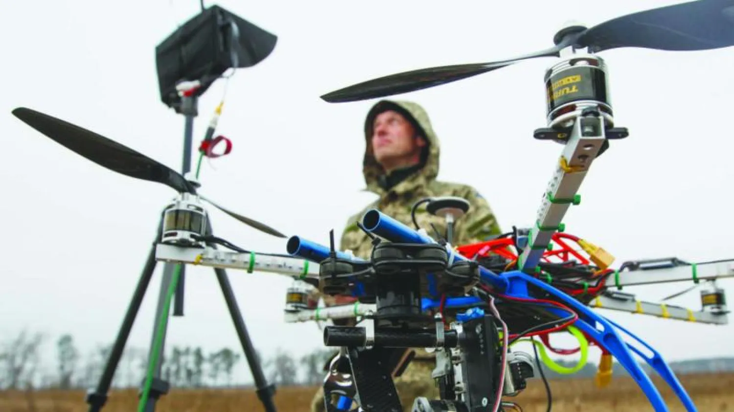 عسكري أوكراني يشغل طائرة من دون طيار خلال حصة تدريبية قرب كييف أمس (رويترز)