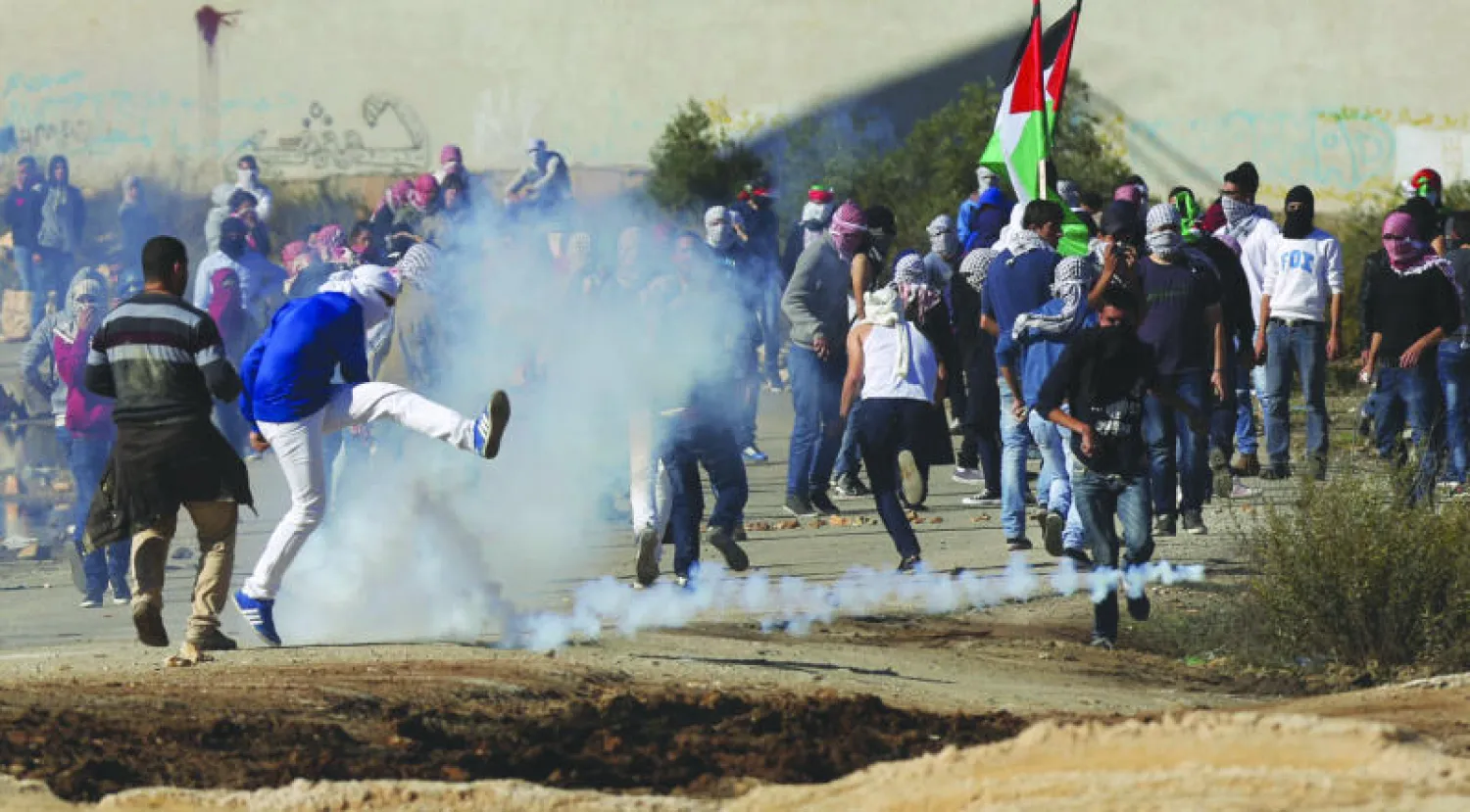 طلاب من جامعة {بيرزيت} في مواجهات مع قوات الشرطة الإسرائيلية بعد تجدد الاشتباكات بين الجانبين أمس بسبب اقتحامات المستوطنين المتكررة للمسجد الأقصى (إ.ب.أ)