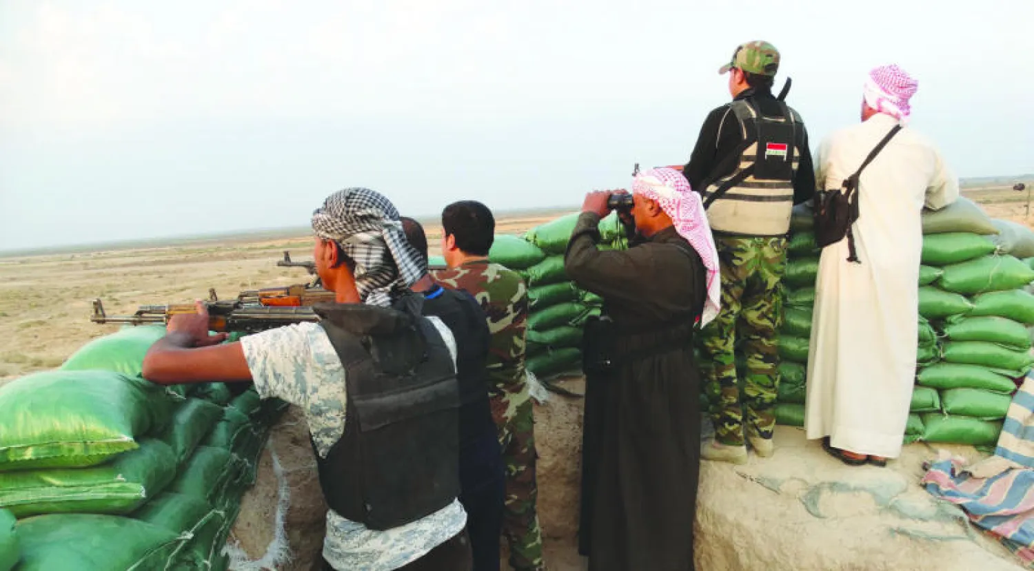 مقاتلون من عشائر الأنبار يتخذون موقعا للدفاع عن عامرية الفلوجة ضد تنظيم داعش (رويترز)