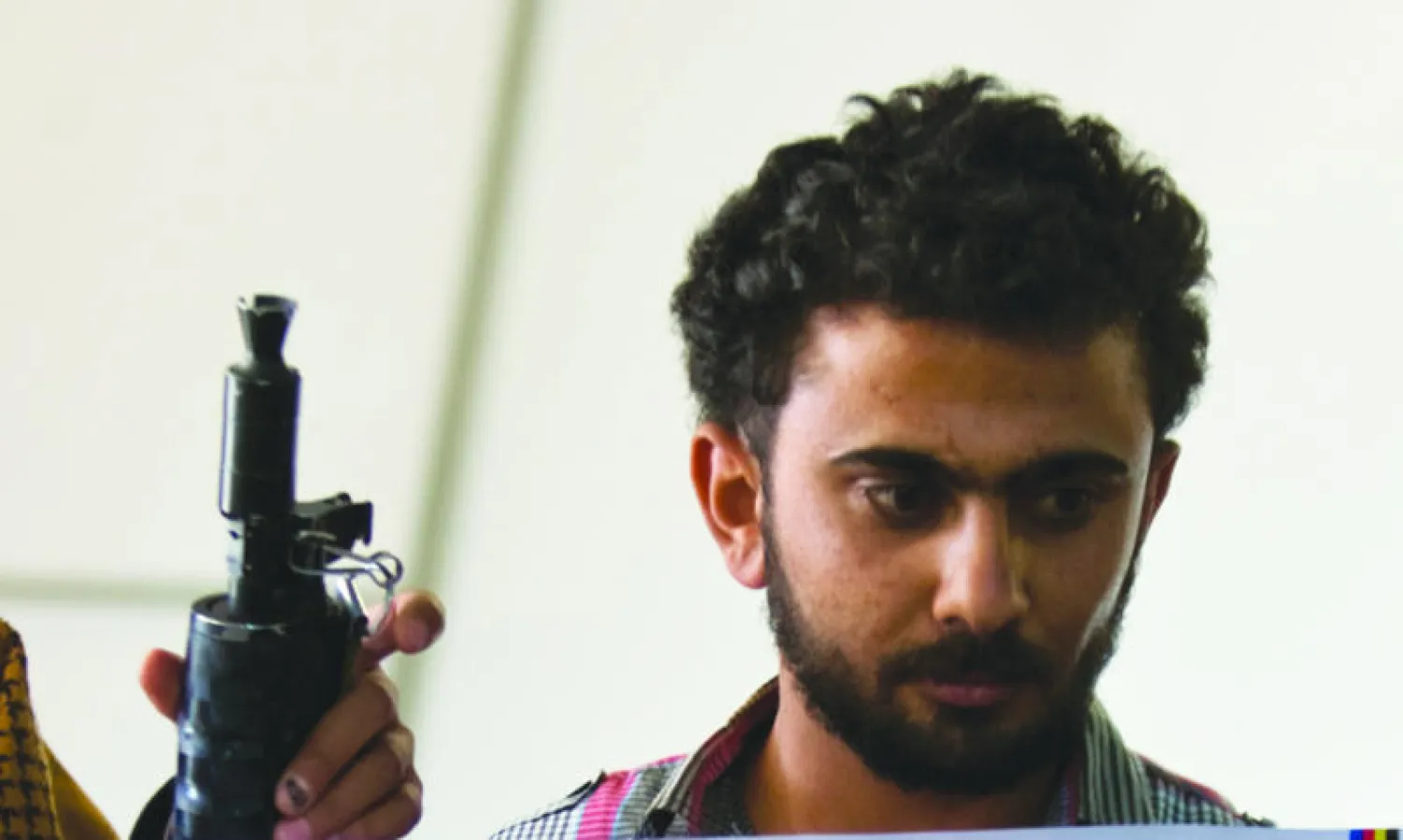 أحد أنصار الرئيس اليمني السابق يحمل ملصقا له خلال اجتماع لحزب المؤتمر الشعبي العام الذي يتزعمه علي عبد الله صالح في صنعاء (أ.ف.ب)